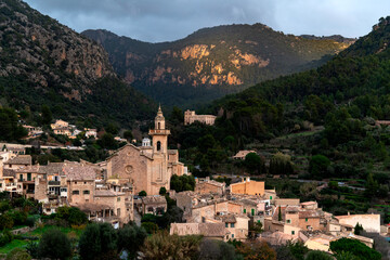 Obraz premium a village in mallorca