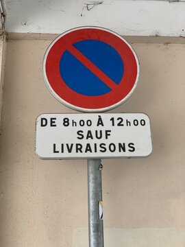 interdit de stationner de 8h &agrave; 12h sauf livraisons