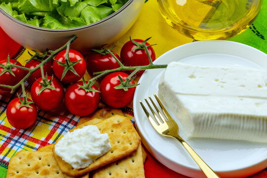 Primo piano di formaggio italiano a pasta molle con insalata , pomodori e cracker