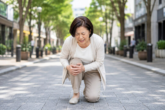 突然の膝の痛みに悩むシニア女性