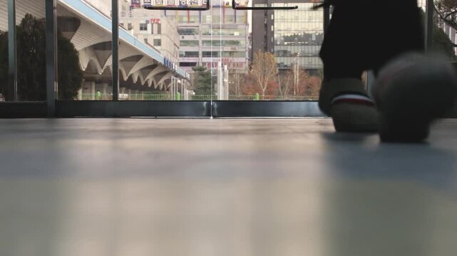 건물 유리문 출입구로 성인이 이동해다니는 모습