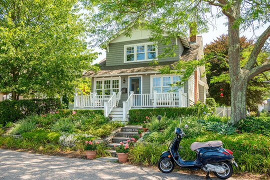 Mystic, Connecticut, USA - Craftsman Cottage in Coastal Neighborhood