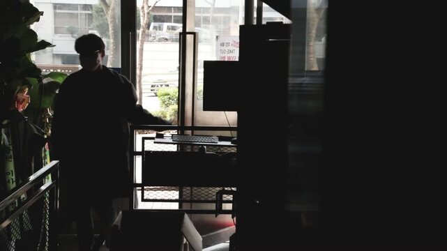 매장 문을 열고 마스크를 착용한 채 출근하는 직원의 모습