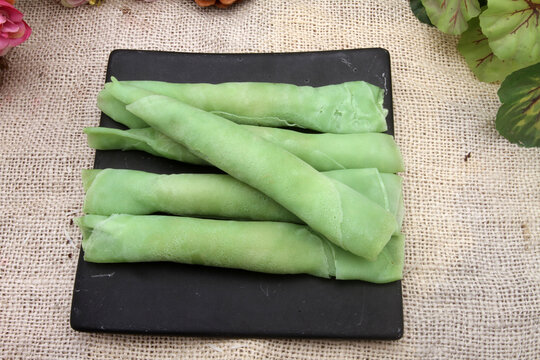dadar gulung cake on plate