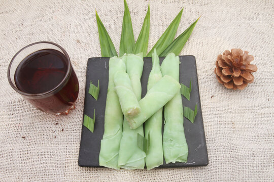 dadar gulung cake on plate