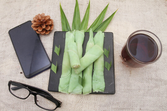 dadar gulung cake on black plate