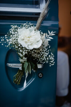 White bouquet tied to a teal vintage van door