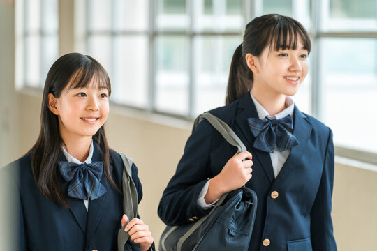 Elementary school students, middle school students, high school students, and female high school students walking down a school corridor in their school uniforms.