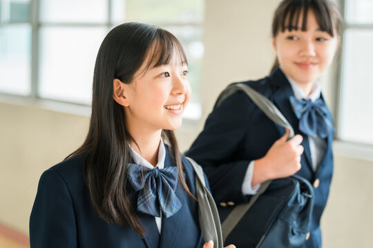 Elementary school students, middle school students, high school students, and female high school students walking down a school corridor in their school uniforms.