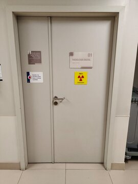 Porta de sala de radiologia digital com sinaliza&ccedil;&atilde;o de radia&ccedil;&atilde;o ionizante em cl&iacute;nica m&eacute;dica
