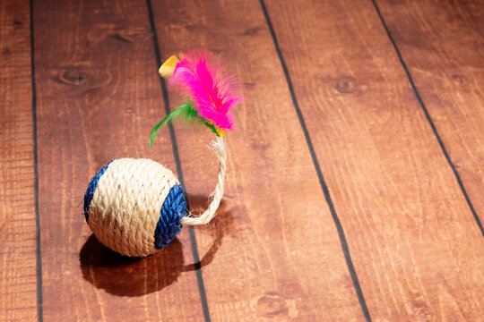 Cat scratching toy with colorful feathers