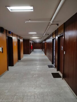 Perspectiva de corredor interno em tradicional edif&iacute;cio de escrit&oacute;rios e salas comerciais no Centro do Rio de Janeiro em 2026