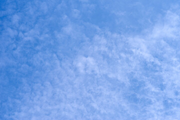 Błękitne niebo usiane drobnymi, białymi chmurami typu Altocumulus. Wyrazista tekstura chmur barankowych tworząca piękny, naturalny wzór na niebie. © Henryk Niestrój
