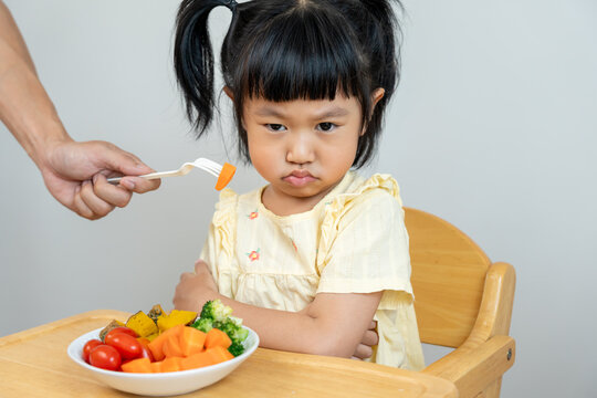 Children confuse to eat vegetables, bitter taste, peculiar smell, unattractive appearance, burning vegetables off the plate, rejection, nutrition and growth, constipation, digestion, vomiting