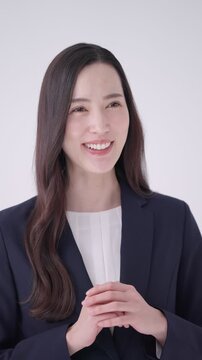 話すビジネスウーマン