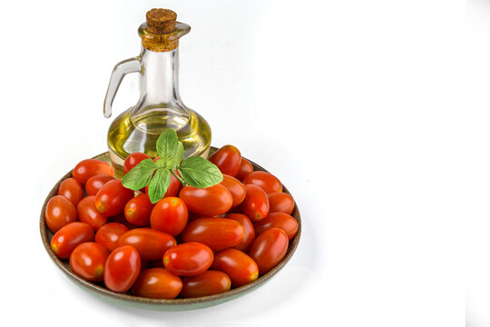 tomates cerises sur assiette avec huile olive et basilic
