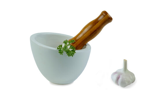 mortier avec pilon de cuisine sur fond blanc