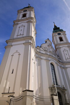 Blick auf die Kircht&uuml;rme der Katholischen Pfarrkuirche St. Peter im Zentrum von Bad Waldsee in Baden-W&uuml;rttemberg	