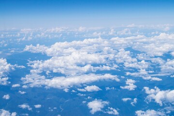 飛行機の窓から見る青空と一面の雲海 © Tako chan