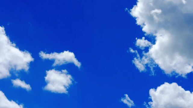 さわやかな夏の青空 《空に浮かぶ雲》