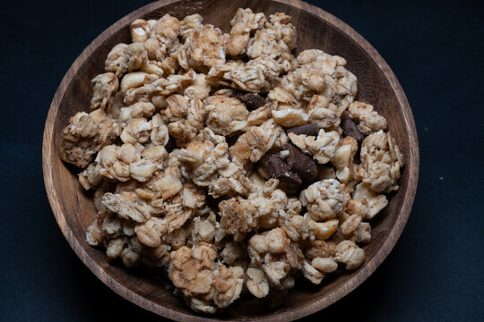 Crunchy muesli with dark chocolate chunks.