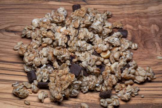 Crunchy muesli with dark chocolate chunks.