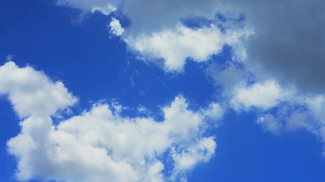 さわやかな夏の青空 《空に浮かぶ雲》