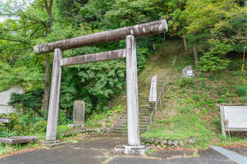 Fototapeta premium 靜神社へ続く長い石段と鳥居/Torii Gate and Long Stone Stairs Leading to Shizuka Shrine