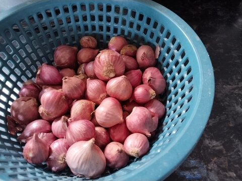 red onions in a bowl