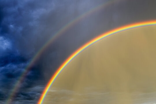 Arc-en-ciel sur fond de ciel d'orage