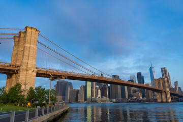 Naklejka premium Brooklyn bridge of New York city panorama. Brooklyn landmark. Manhattan cityscape with skyscraper architecture. Brooklyn bridge to Manhattan. Urban architecture of New York city