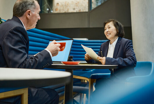 Businessman and businesswoman talking in a coffee shop