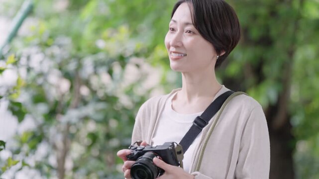 カメラで撮影する女性