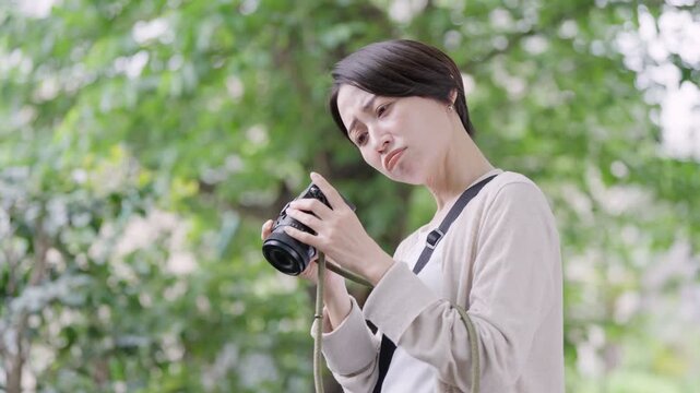 カメラで撮影する女性
