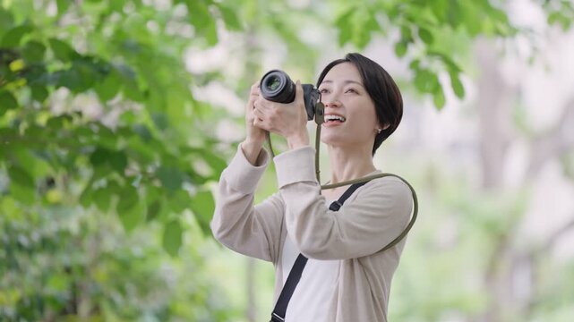 カメラで撮影する女性