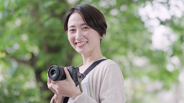 カメラで撮影する女性