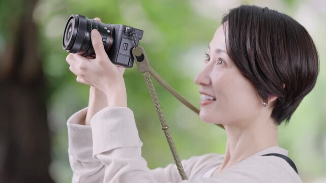 カメラで撮影する女性