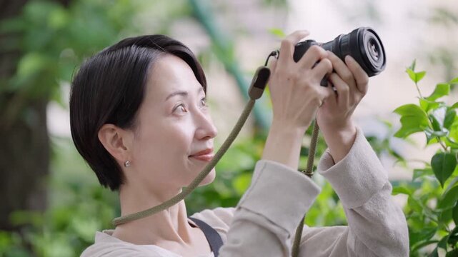 カメラで撮影する女性