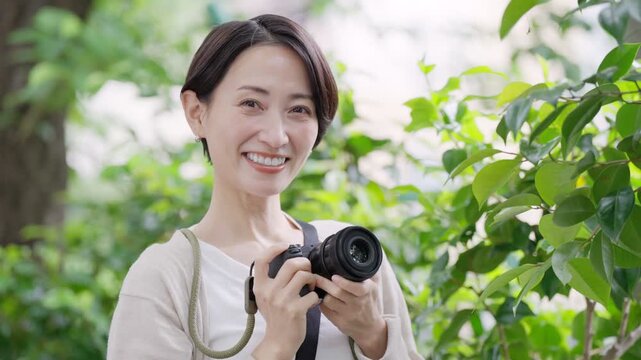 カメラで撮影する女性