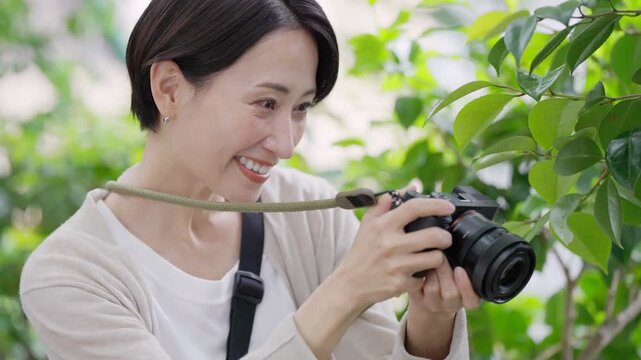 カメラで撮影する女性