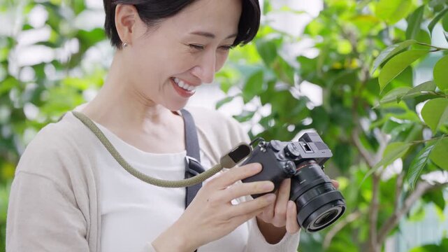 カメラで撮影する女性