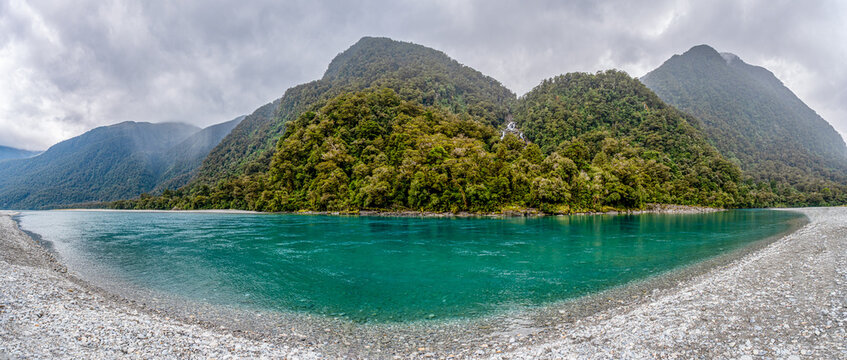 Haast River Viewpoint, Zusammenfluss mit Landsborough River bei Clarke Bluff, tuerkisfarbenes Wasser umgibt bewaldete Landzunge, Mount Aspiring National Park, Suedinsel, Neuseeland
