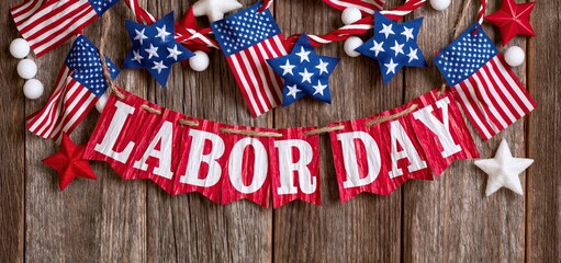 Obraz premium Rustic wooden background adorned with patriotic decor and a bright Labor Day greeting celebrating national pride.