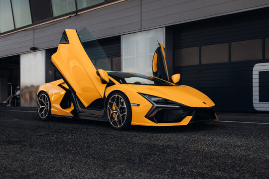 Lamborghini Revuelto at the pitlane at the garage