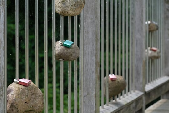 Liebesschl&ouml;sser an einer Br&uuml;cke