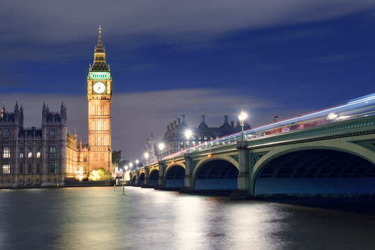 UK, London, River Thames, Big Ben, Houses of Parliament and Westminster Bridge at night