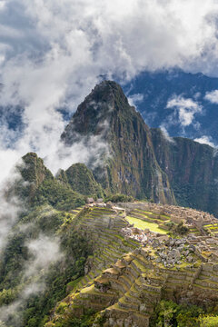 Peru, Andes, Urubamba Valley, clouds and fog above Machu Picchu with mountain Huayna Picchu