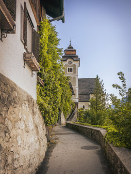 Empty street view leading to Mari� Himmelfahrt church in Hallstatt