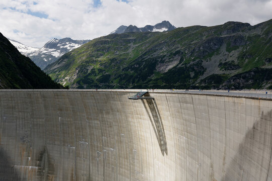 Austria, Carinthia, Upper Tauern, Maltatal, Koelnbreinsperre with skywalk