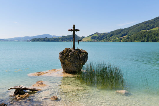 Austria, Upper Austria, Salzkammergut, View of Kreuzstein cross in Mondsee Lake